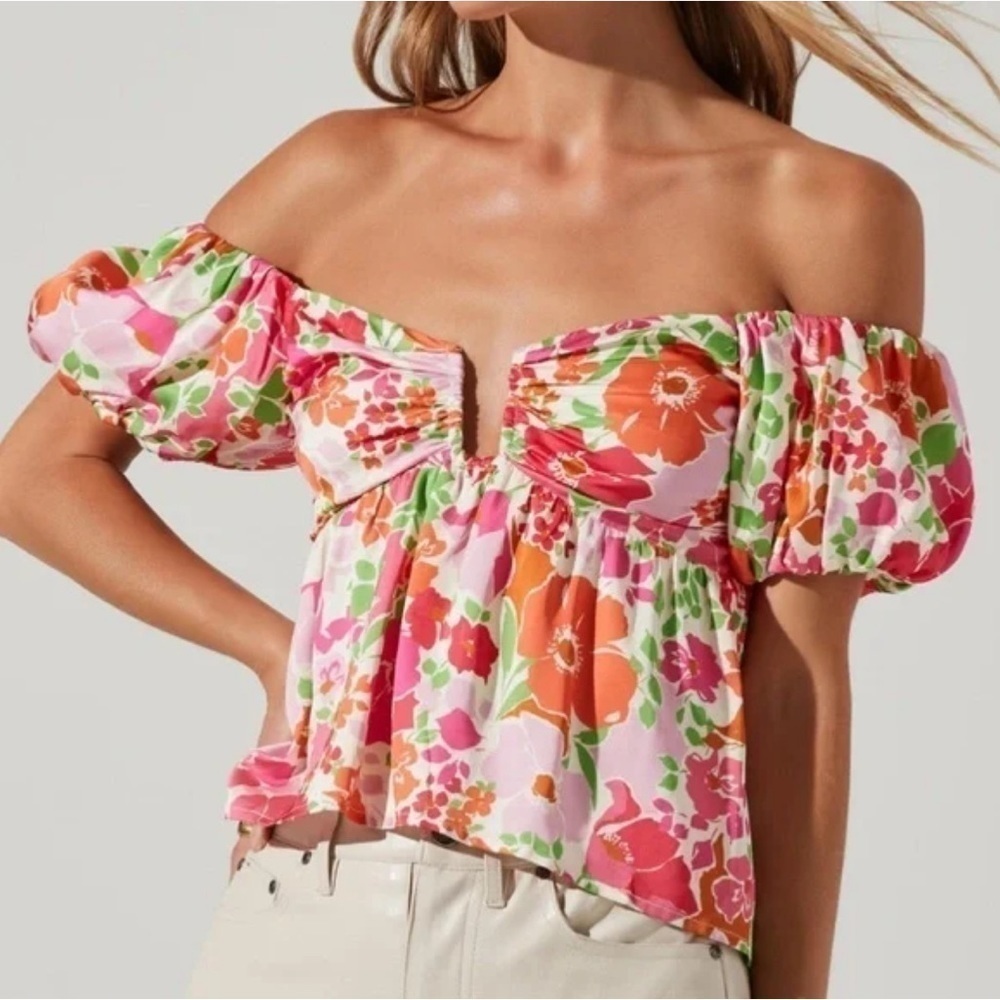 ASTR the Label Nalda Puff Sleeve Top Floral Size M NEW NWOT